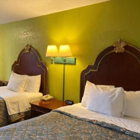 Travelodge By Wyndham Sellersburg Εξωτερικό φωτογραφία