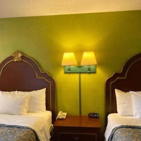 Travelodge By Wyndham Sellersburg Εξωτερικό φωτογραφία