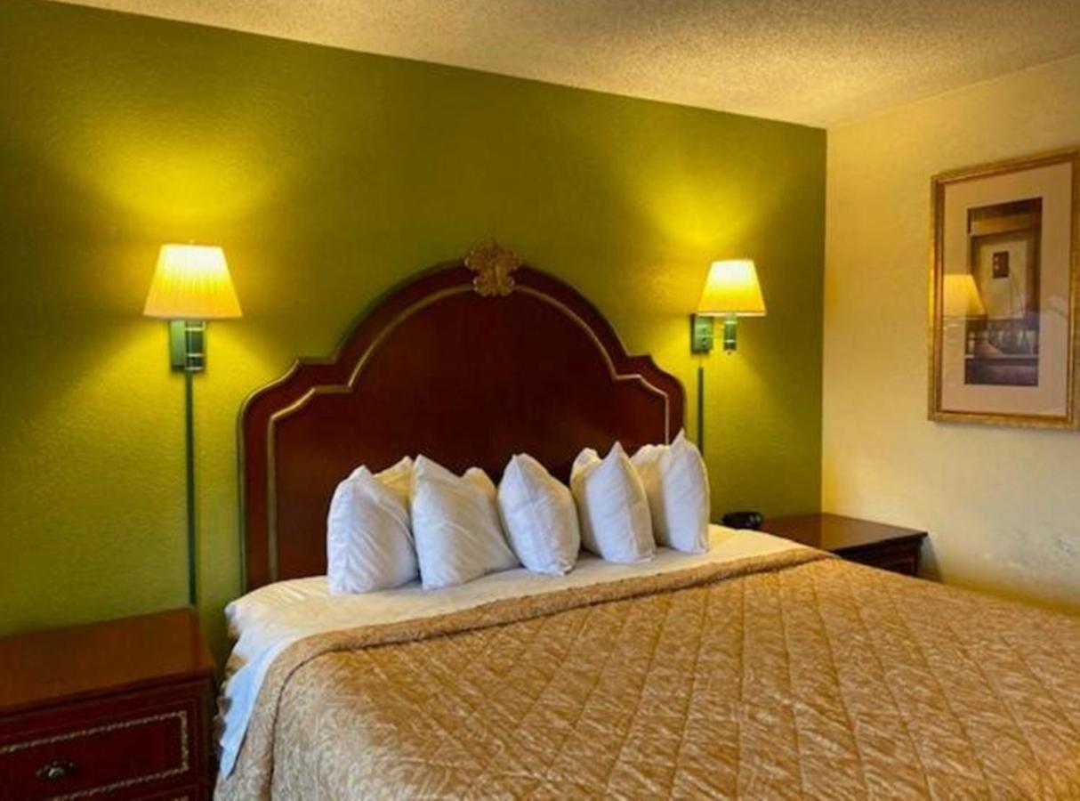 Travelodge By Wyndham Sellersburg Εξωτερικό φωτογραφία