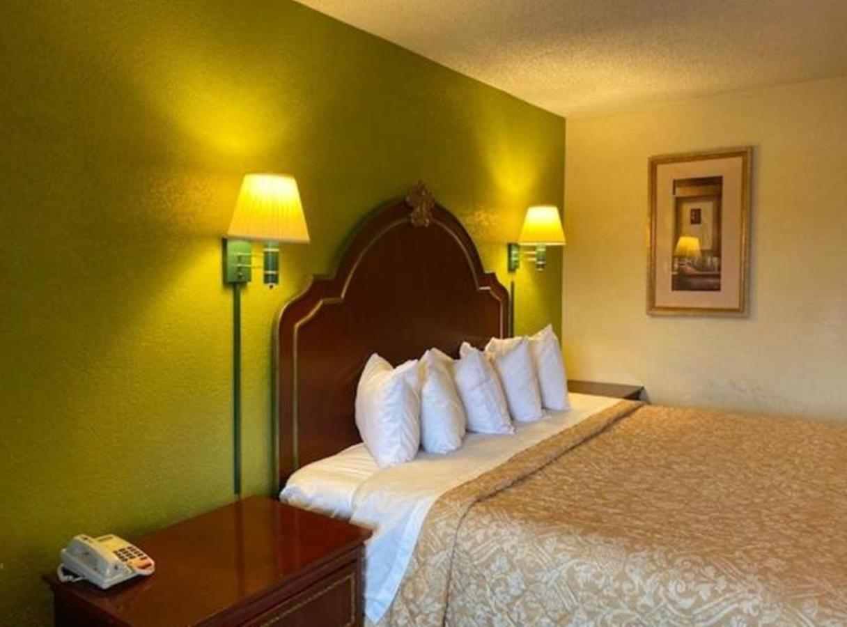 Travelodge By Wyndham Sellersburg Εξωτερικό φωτογραφία