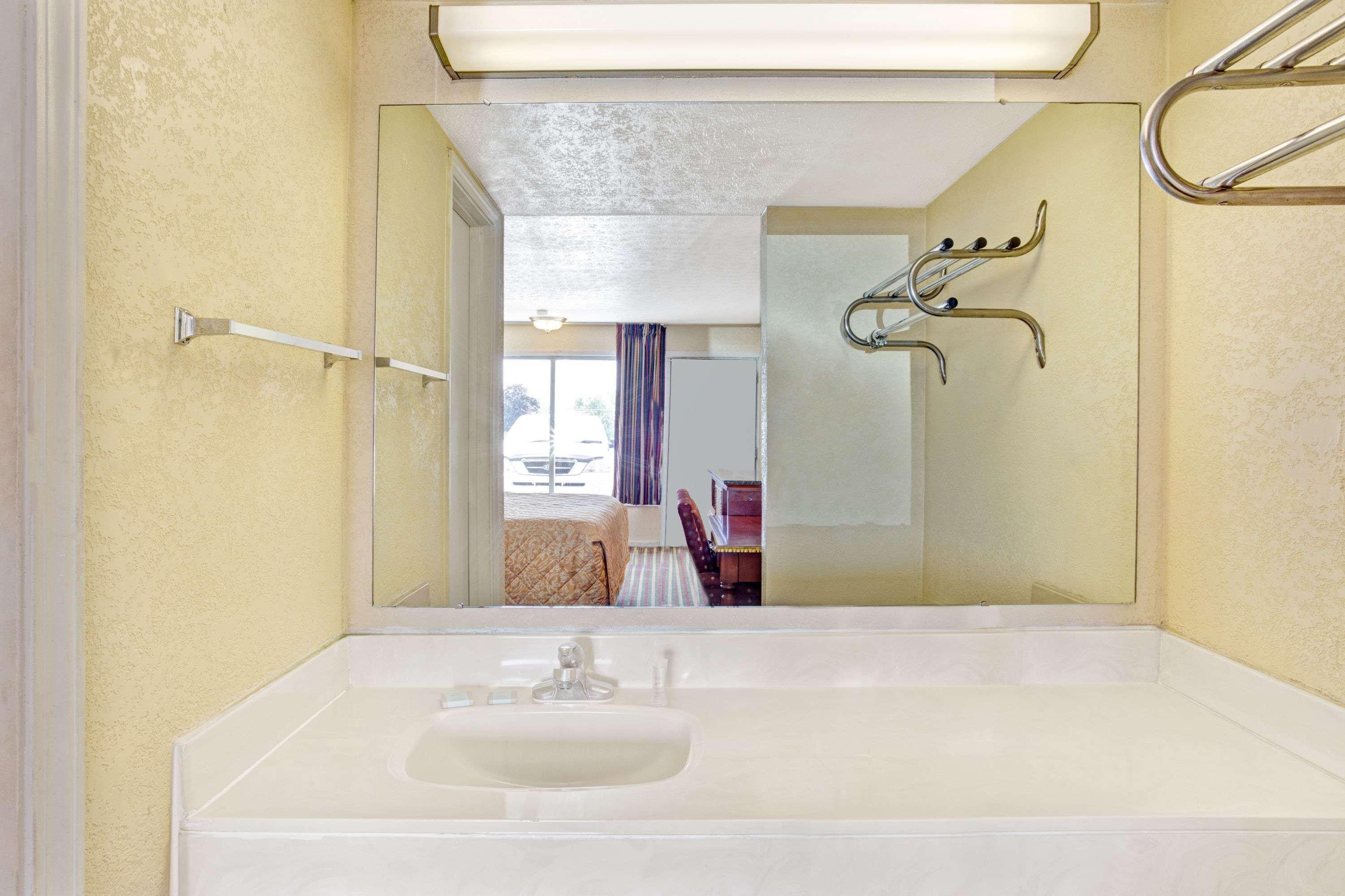 Travelodge By Wyndham Sellersburg Εξωτερικό φωτογραφία