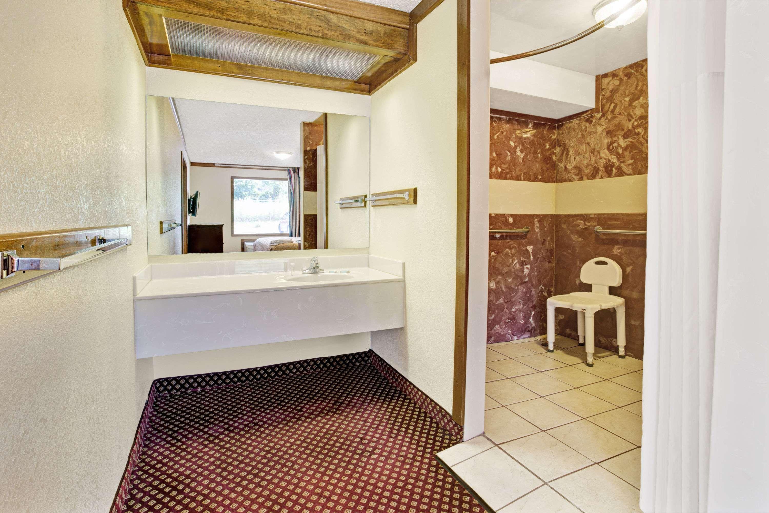 Travelodge By Wyndham Sellersburg Εξωτερικό φωτογραφία