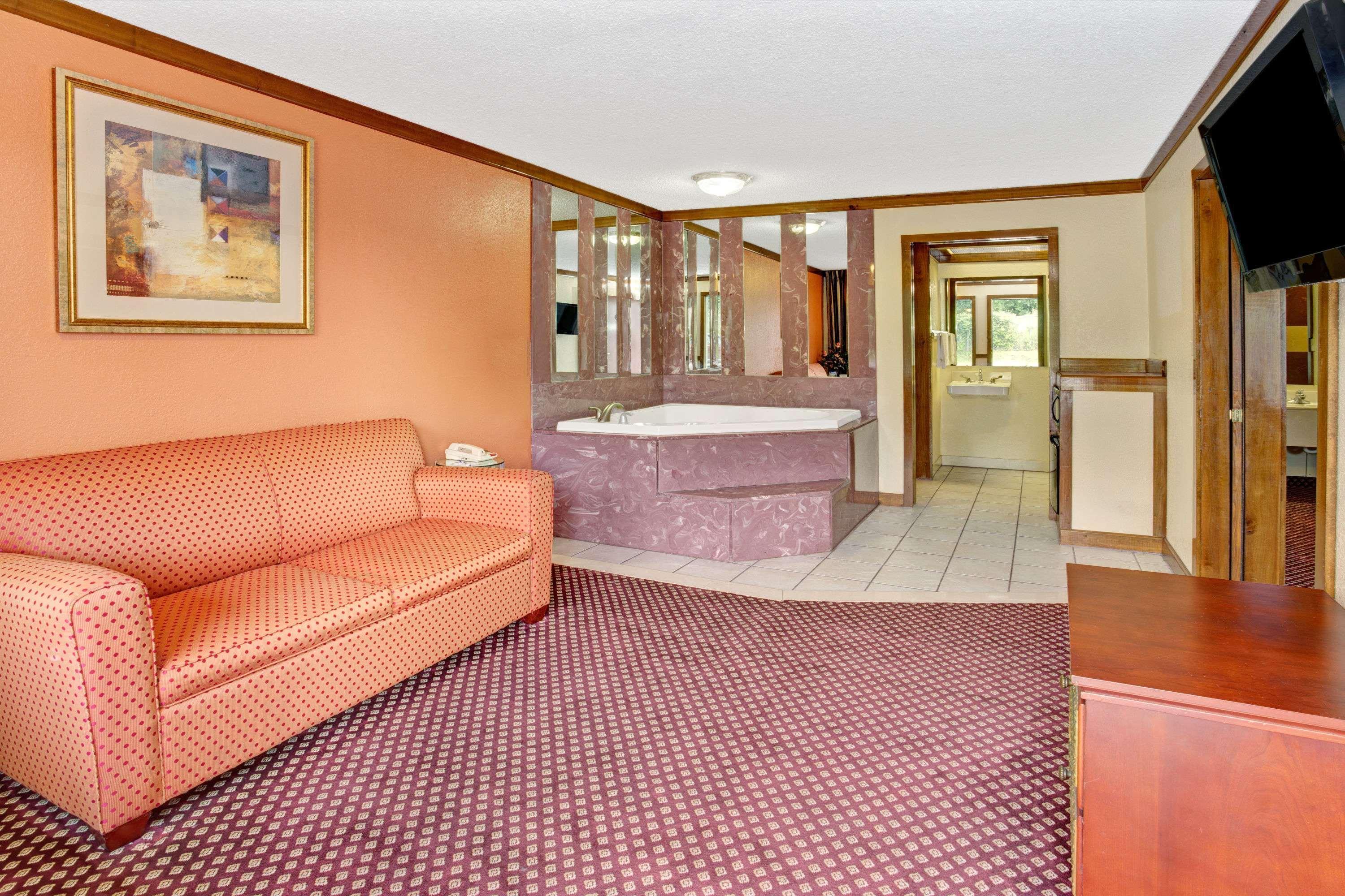 Travelodge By Wyndham Sellersburg Εξωτερικό φωτογραφία