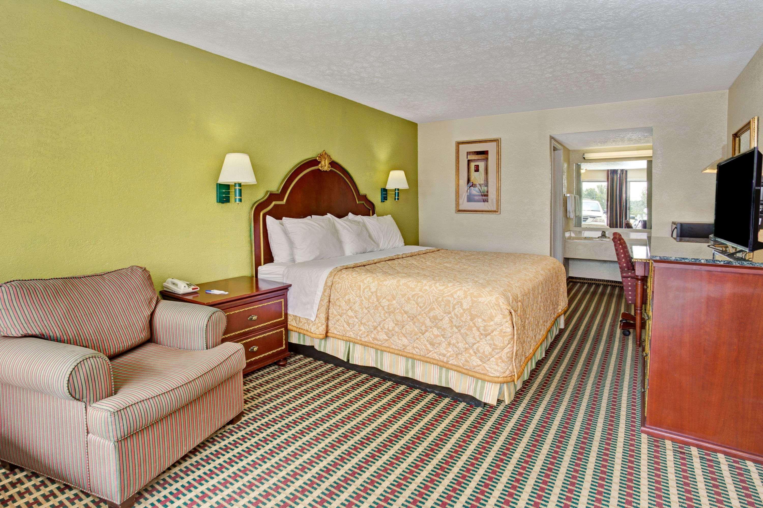 Travelodge By Wyndham Sellersburg Εξωτερικό φωτογραφία