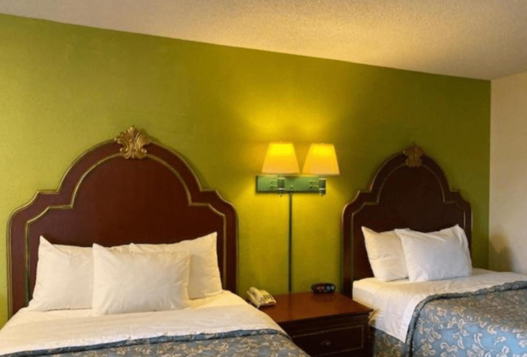 Travelodge By Wyndham Sellersburg Εξωτερικό φωτογραφία